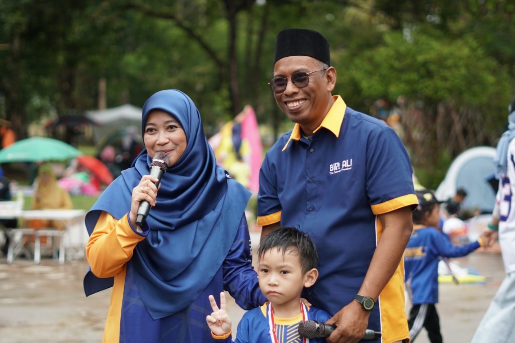 Ustaz Muhidin & Ustazah Isfadiah